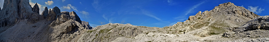 Panorama verso il Passo del Mulaz (1619 m) tra Il Focobon a sx (3054 m) e Monte Mulaz a dx (2096 m)